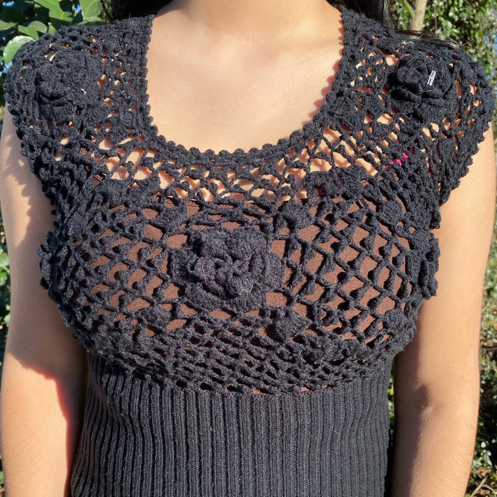 Black vintage knitted crocheted flower top 🖤